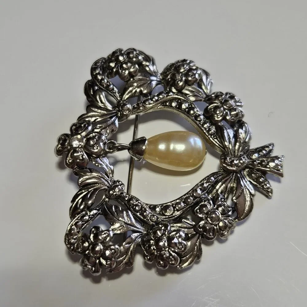 Avon Silver Tone Victorian Style Brooch Pin Floral Faux Pearl Vintage